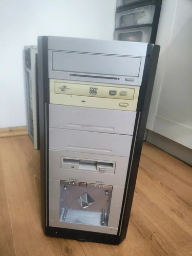 #komputery i już chyba trochę #retrogaming Czy ktoś z was jest w stanie rozpoznać tą obudowę od komputera? - 6502 - Hejto.pl