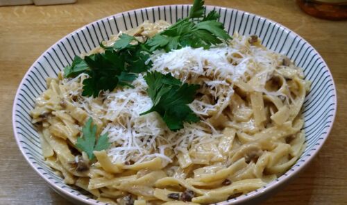 Wczorajsza kolacja. Uwielbiam szybkowar. Daje sie wszystko na raz (suchy makaron tez) i wychodzi lepsze niz z patelni i - Mielonkazdzika - Hejto.pl