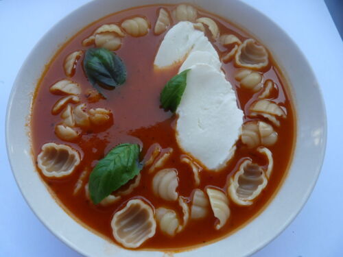 Pomidorowa. Bardzo prosta w przygotowaniu zupa. Wystarczy tylko opiec korpusy drobiowe, kości wołowe, można dorzucić - paramyksowiroza - Hejto.pl