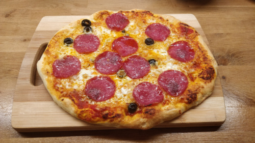 Wczoraj ciasto sobie wyrosło i poszło do lodówki a dziś powstało takie coś :smiley: To ciasto zostanie na dłużej - PanNiepoprawny - Hejto.pl