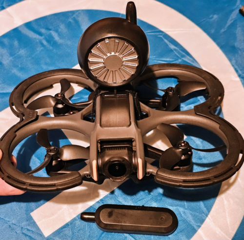 Za 45 zł u chińczyka kupiłem taki głośnik/megafon dalekiego zasięgu. Na zdjęciu przytwierdzony jest do DJI Avata - Zwalisty - Hejto.pl