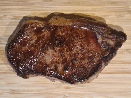 Jak nie zapiorunujesz steka toś weganin :stuck_out_tongue_closed_eyes: Stek jest wysmażony na medium gdyż tak sobie - koszotorobur - Hejto.pl