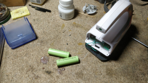 No dobra, golarka do ubrań naprawiona :smiley: Zastosowałem Ni-Mh renomowanej firmy Tronic zamiast oryginalnych - PanNiepoprawny - Hejto.pl