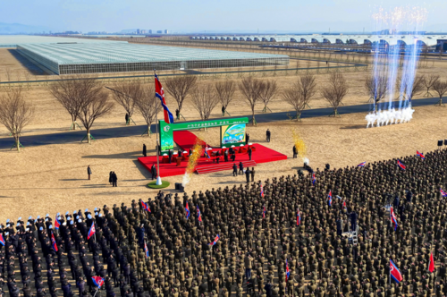 (Nie)codzienny Kim Dzong Un: szklarnia i zdjęcia grupowe, czyli ilu północnokoreańczyków można upchnąć na ograniczonym strawku ziemi? - bojowonastawionaowca - Hejto.pl