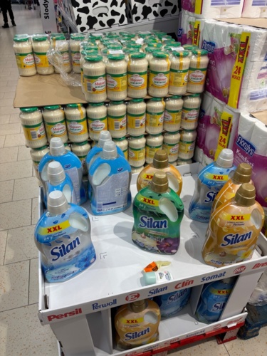 Kielecki tak kurwi, ze odrazu postawili odswiezacze obok. #heheszki - bartek555 - Hejto.pl