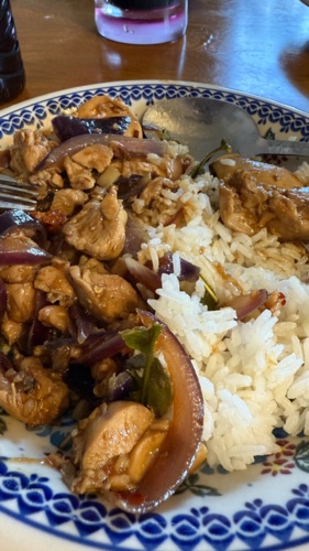 Khao Pad ka pao gai ped mak Czyli, Ryż smażony kurczak ostro bardzo. #zonagotuje #tajskiezarcie #jedzenie #jedzzhejto - Taxidriver - Hejto.pl