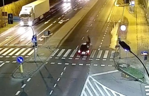 Zmiótł dziecko z pasów. Policjanci kłamali, że wbiegło. Sąd dał kierowcy tylko grzywnę - brd24.pl - Semicolon - Hejto.pl