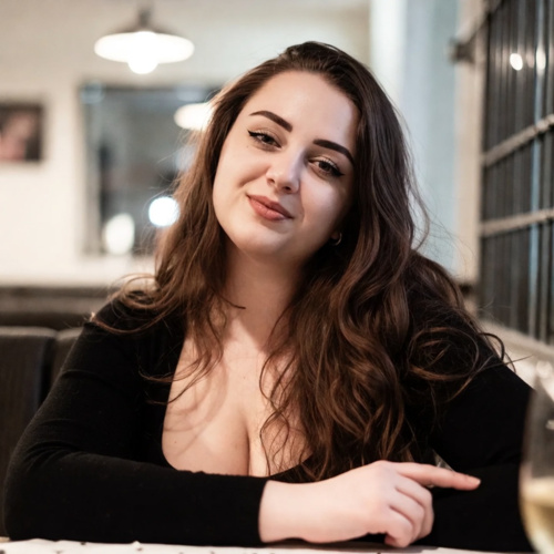 Oceń urodę kobiety ze zdjęcia. Spokojnie, pani powstała dzięki AI więc się nie obrazi na wasze opinie. Możecie - SzubiDubiDU - Hejto.pl