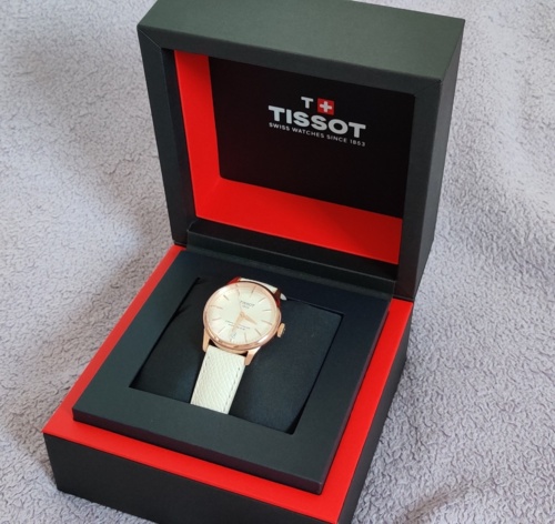 Żona dzisiaj rano znalazła pod choinką matrioszkę z kartonów i na początku myślała, że dostała nowy odkurzacz. - damw - Hejto.pl