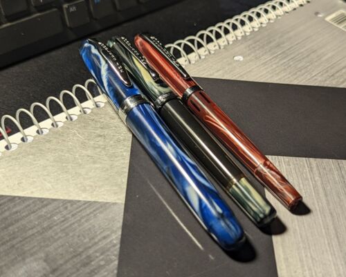 Noodler's to marka znana ze swoich atramentów i tanich jak barszcz piór ze stalówką flex, które są proste jak - Rozpierpapierduchacz - Hejto.pl