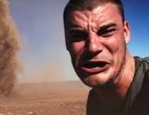 Mógłby ktoś przerobić mordę tego typa na Muldera i wkleić że pokazuje palcem jak ufo robi kręgi? nie znam się - Gepard_z_Libii - Hejto.pl