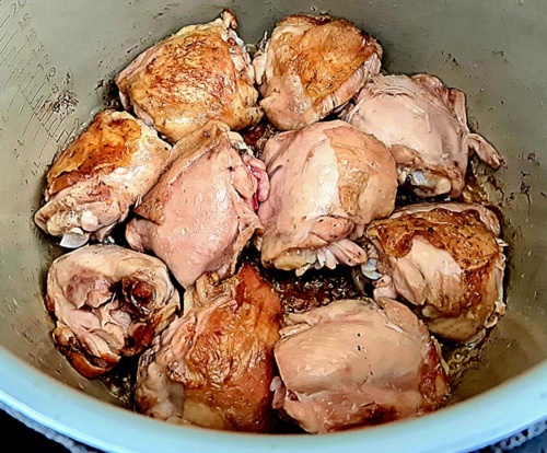 Dzisiaj na kolację będą zalegające w zamrażarce udka z kurczaka wolno gotowane na winie :smirk: Po części bo - koszotorobur - Hejto.pl