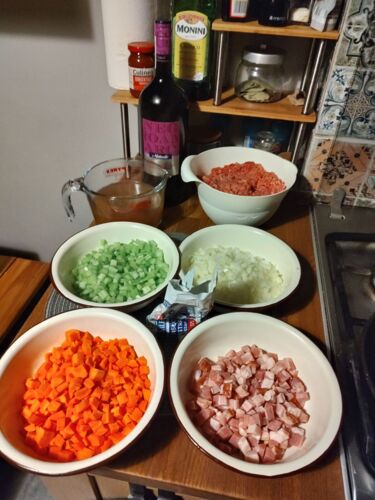 Robię sos boloński do cannelloni na jutro, do 22 się może wyrobię ( ͡° ͜ʖ ͡°) ﻿#gotujzhejto﻿ - ArcyZakala - Hejto.pl