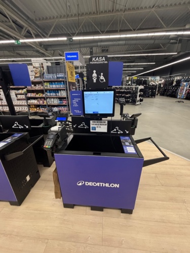 Piorunujcie super kasę samoobsługowa z Decathlonu. Wrzucasz do niej przedmioty, a ona sama wie co wrzuciłeś i ile. - ZawszeMyjeKubkiOctem - Hejto.pl