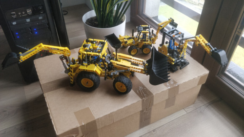 Po ogarnięciu przesyłki z poprzedniego wpisu zestawy zaliczyły mycie pod prysznicem. Jako że koparko-ładowarka o nr - PanNiepoprawny - Hejto.pl