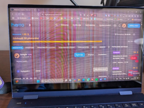 Co się zjebało? Matryca czy karta graficzna? Zewnętrzny monitor działa normalnie. Samsung Flex 1 czy jakoś tak... - boogie - Hejto.pl