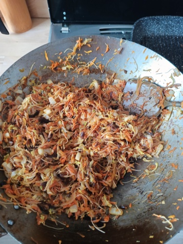 Dzisiaj będę testować sajgonki warzywne wg przepisu pana Siemanko. Farsz zrobiliśmy teraz będzie zawijanie i - owczareknietrzymryjski - Hejto.pl