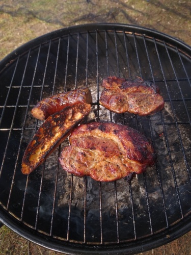 Nom nom nom, karkóweczka.... Do tego ogóreczki rzepcia i winogronka, żeby było po bożemu. :smiley: Fajnie smakuje - Opornik - Hejto.pl