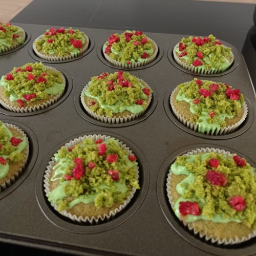 Finalna wersja, tym razem szpinak dobrze się zblendował. Nadziewane musem z malin (mrożone, zaskakująco - GazelkaFarelka - Hejto.pl